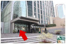 ずっと直進で進むと日土地西新宿ビルの入り口がありますので、ビルの中へ。